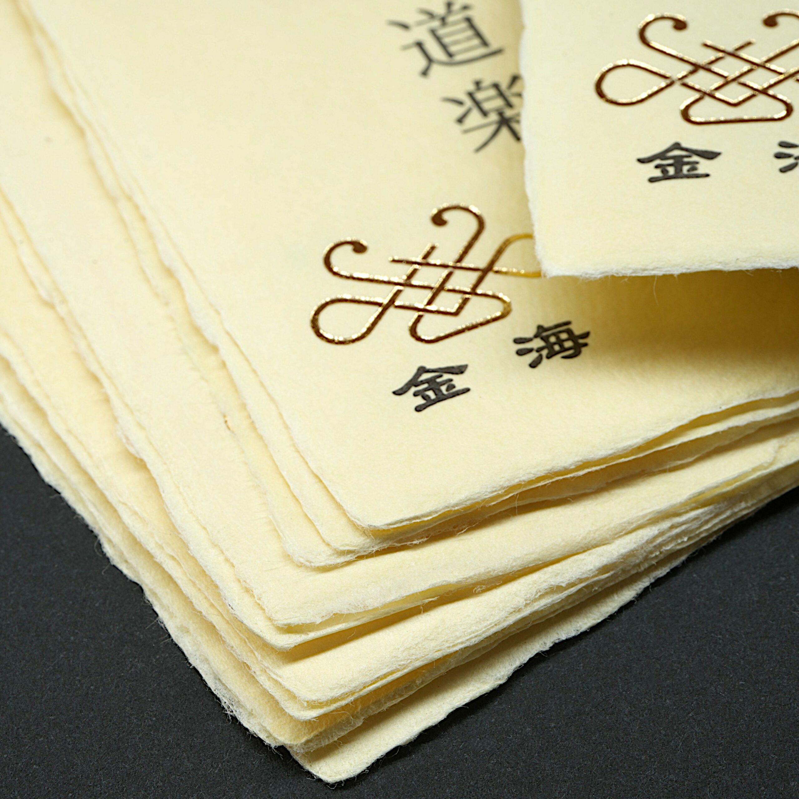 越前和紙鳥の子に金箔押しを施した高級名刺